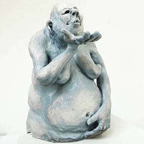 Humoristisk Flemming Hald skulptur i bronze af en lille buttet mand. Unik dansk kunst til salg hos Galleri Art Expo.