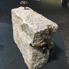 Mod toppen - skulptur af Lisbeth Gundersen