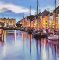 Tusmrke ved nyhavn 80x80cm af Sarah Hi