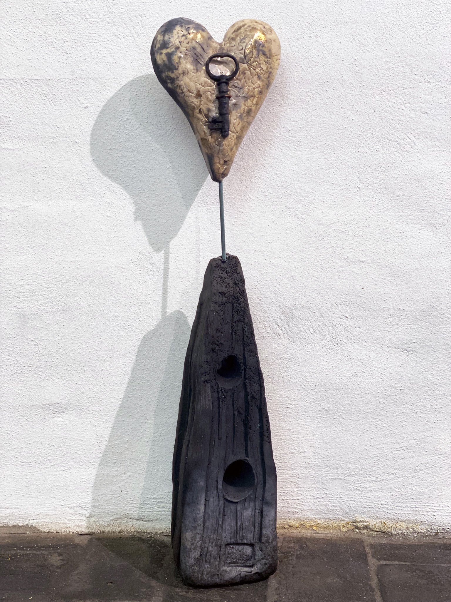 Krlighedsskulptur raku keramik af Hanne Munk