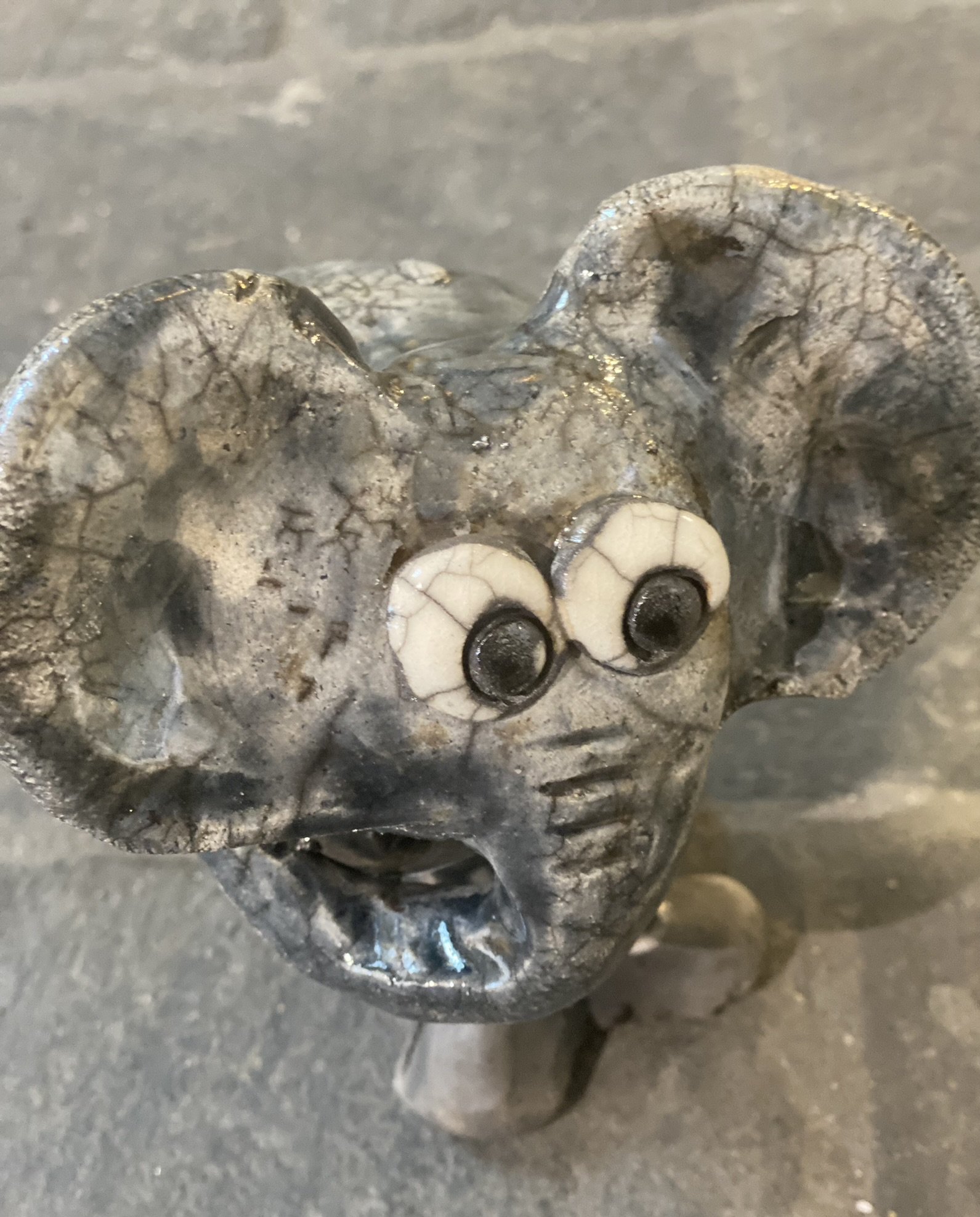 Dorit Knudsen Elefant i rakubrndt keramik