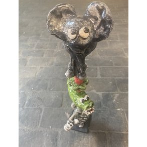 Dorit Knudsen sjle med dyr i rakubrndt keramik