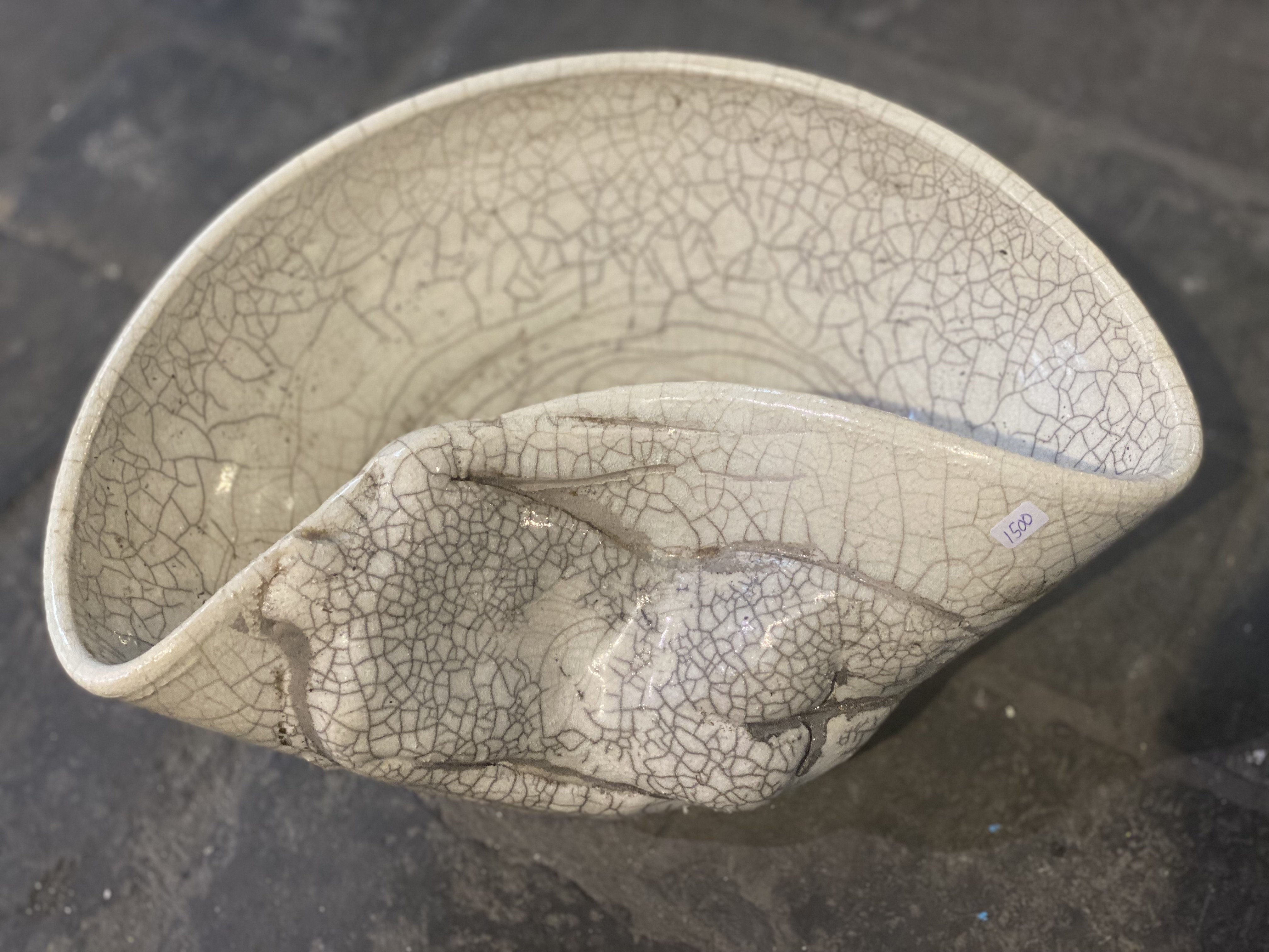 Dorit Knudsen Vase med kvindekrop i rakubrndt keramik
