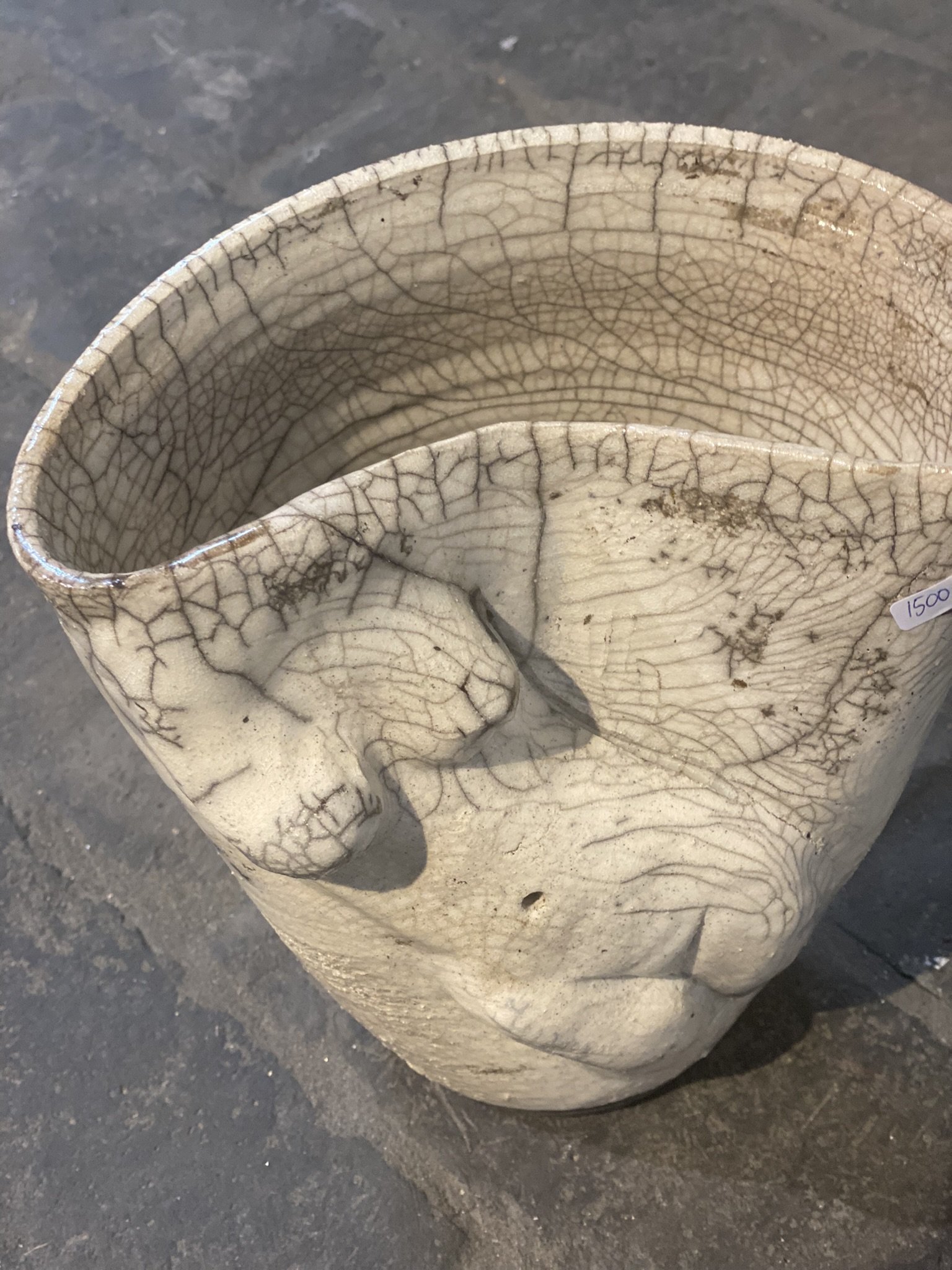 Dorit Knudsen Vase med kvindekrop i rakubrndt keramik