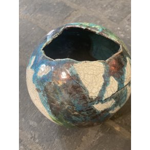 Dorit Knudsen kugle-vase i rakubrndt keramik