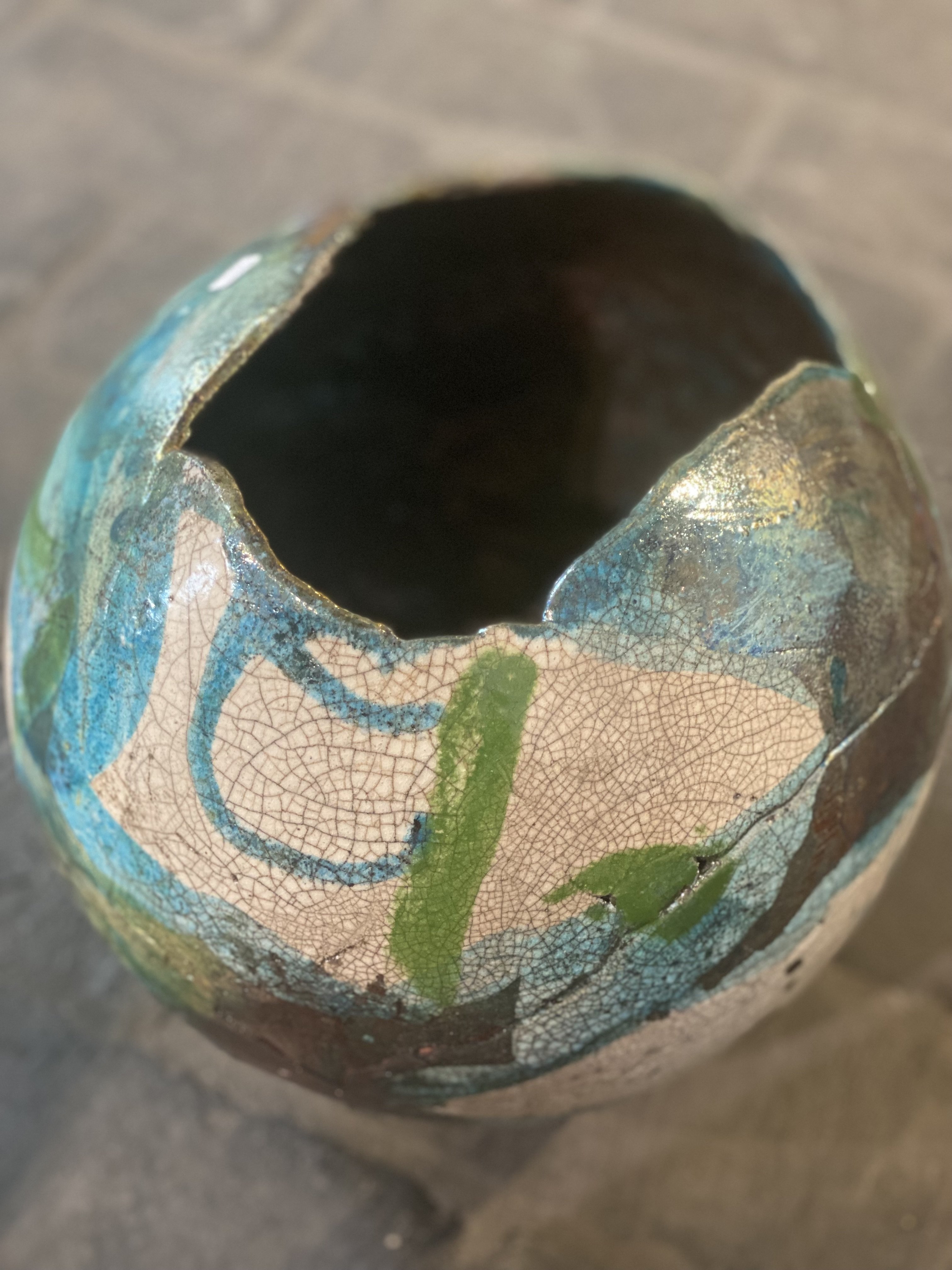 Dorit Knudsen kugle-vase i rakubrndt keramik