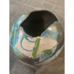 Dorit Knudsen kugle-vase i rakubrndt keramik