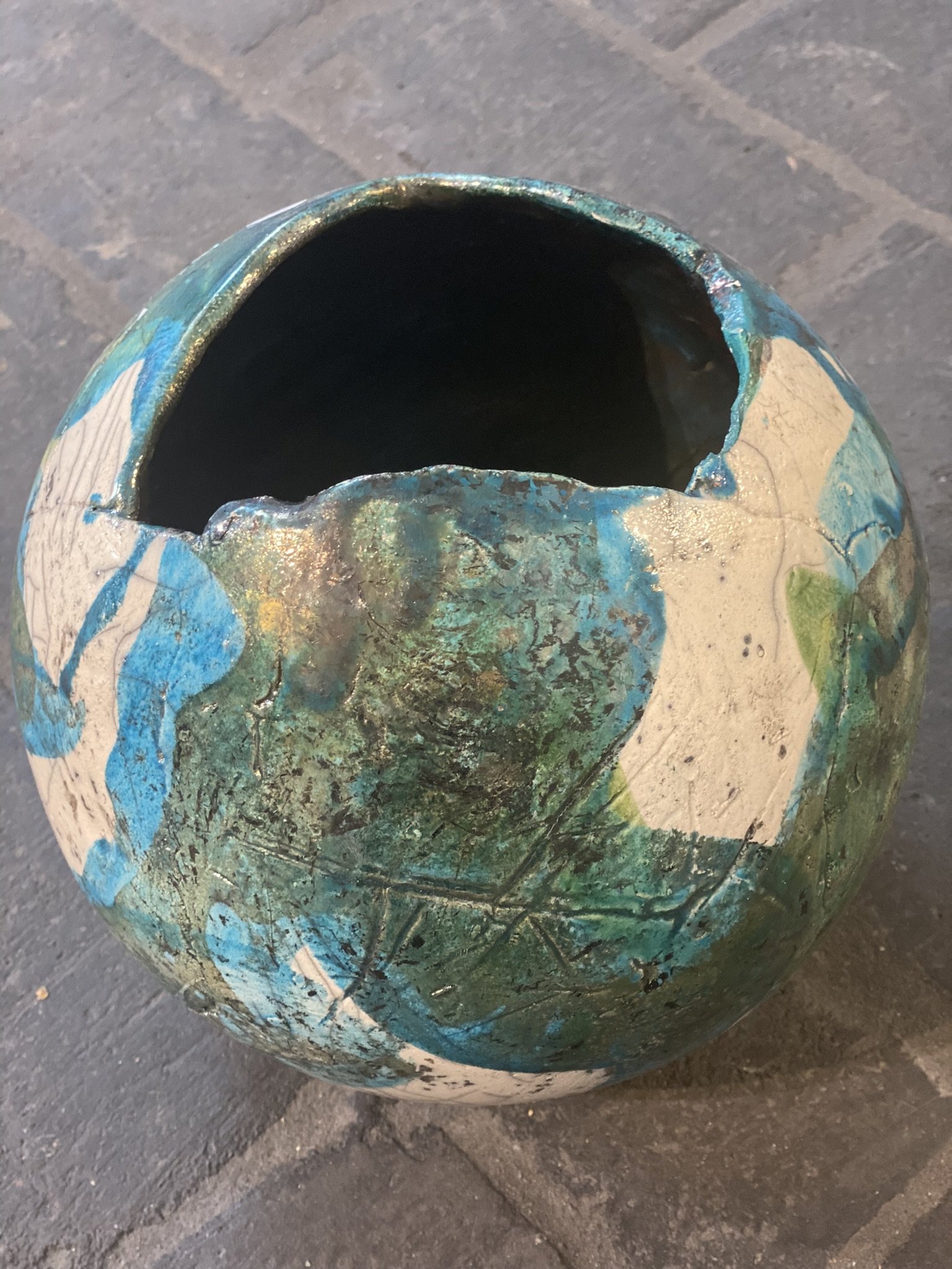 Dorit Knudsen kugle-vase i rakubrndt keramik