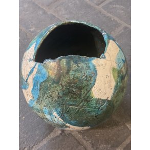Dorit Knudsen kugle-vase i rakubrndt keramik