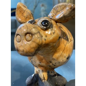 Dorit Knudsen Gris i rakubrndt keramik