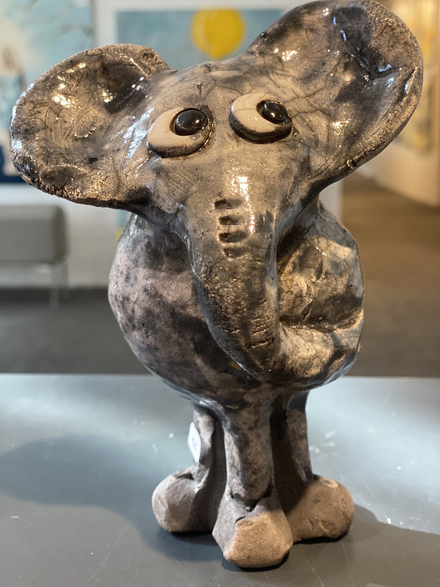 Elefant af Dorit Knudsen i rakubrndt keramik