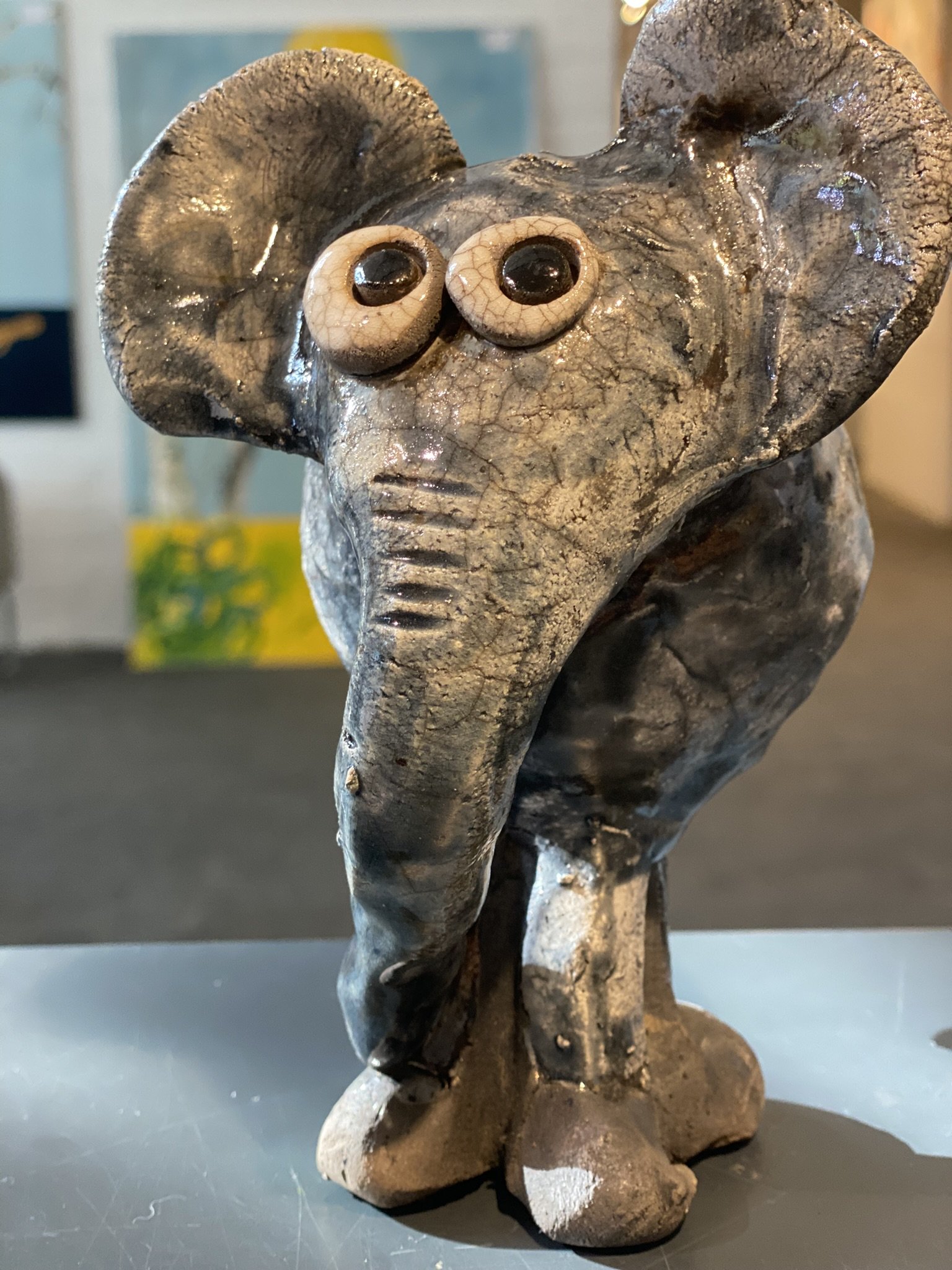Elefant af Dorit Knudsen i rakubrndt keramik