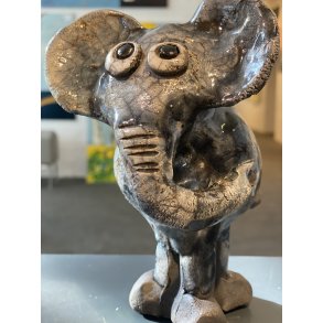 Elefant af Dorit Knudsen i rakubrndt keramik