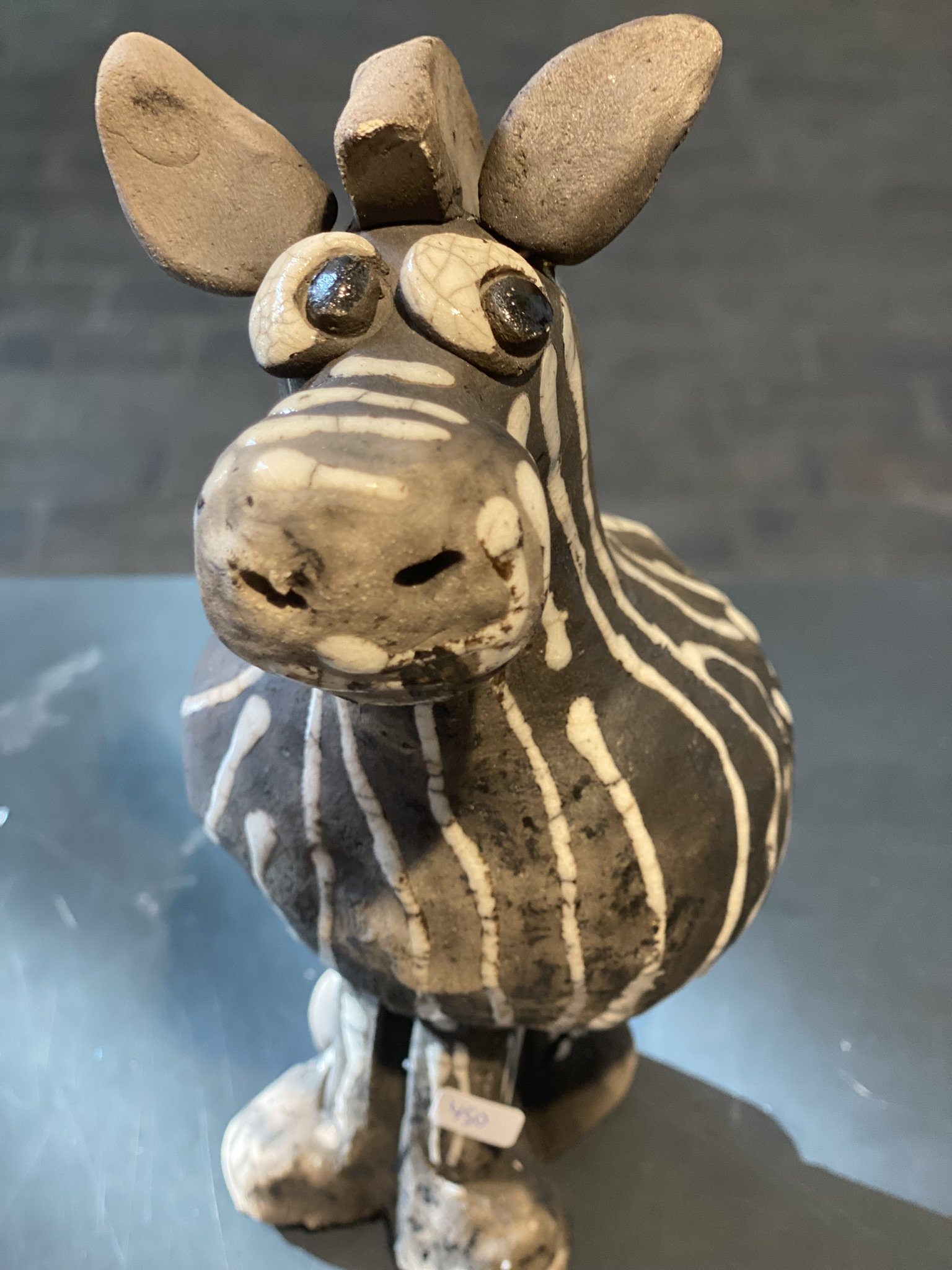 Zebra af Dorit Knudsen i rakubrndt keramik