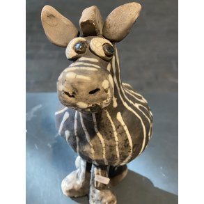 Zebra af Dorit Knudsen i rakubrndt keramik