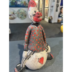 H�nemor af Dorit Knudsen i rakubr�ndt keramik