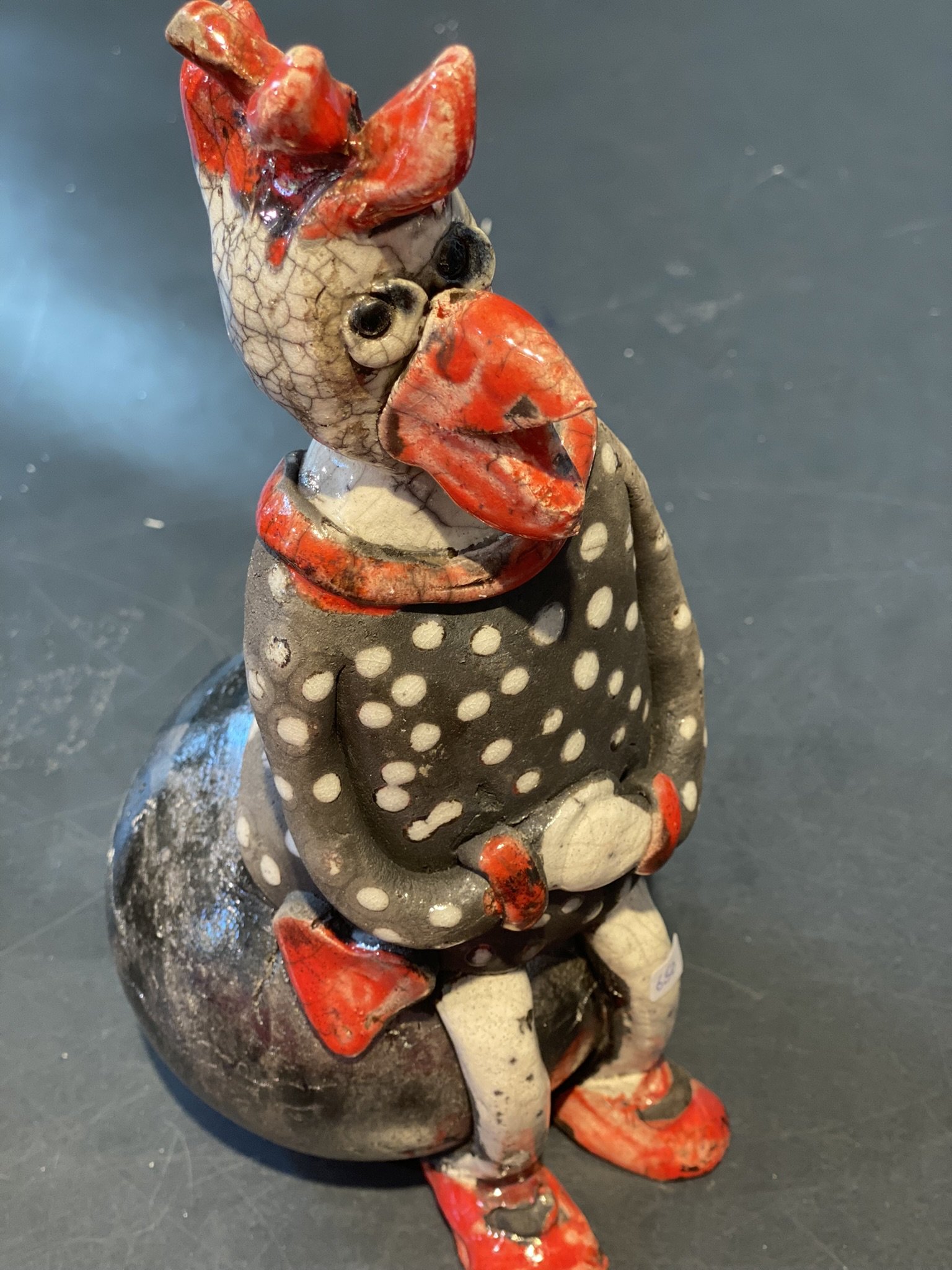 Hnemor af Dorit Knudsen i rakubrndt keramik