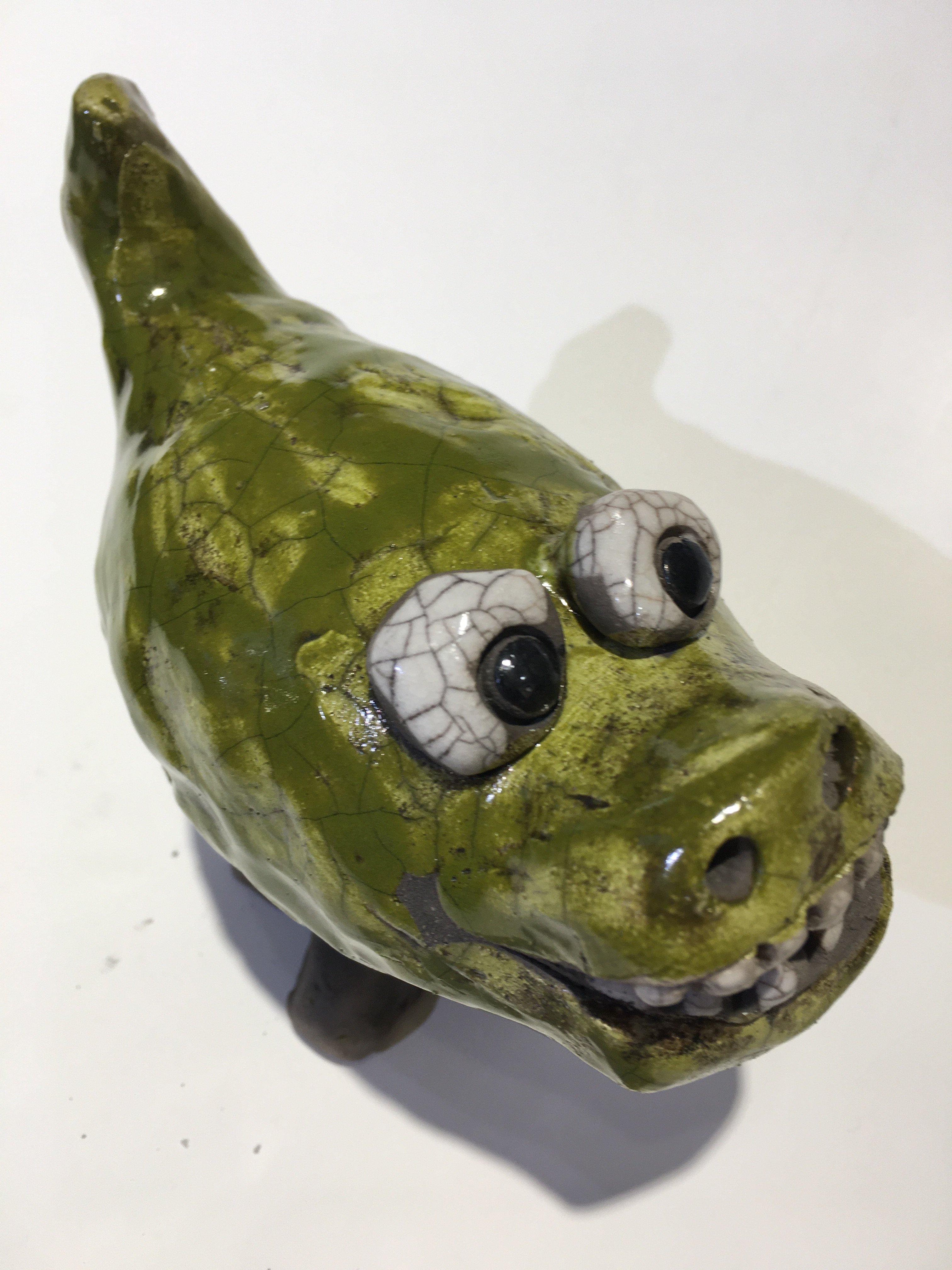Krokodille af Dorit Knudsen i rakubrndt keramik