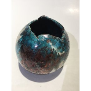 Dorit Knudsen  kugle-vase i rakubrndt keramik