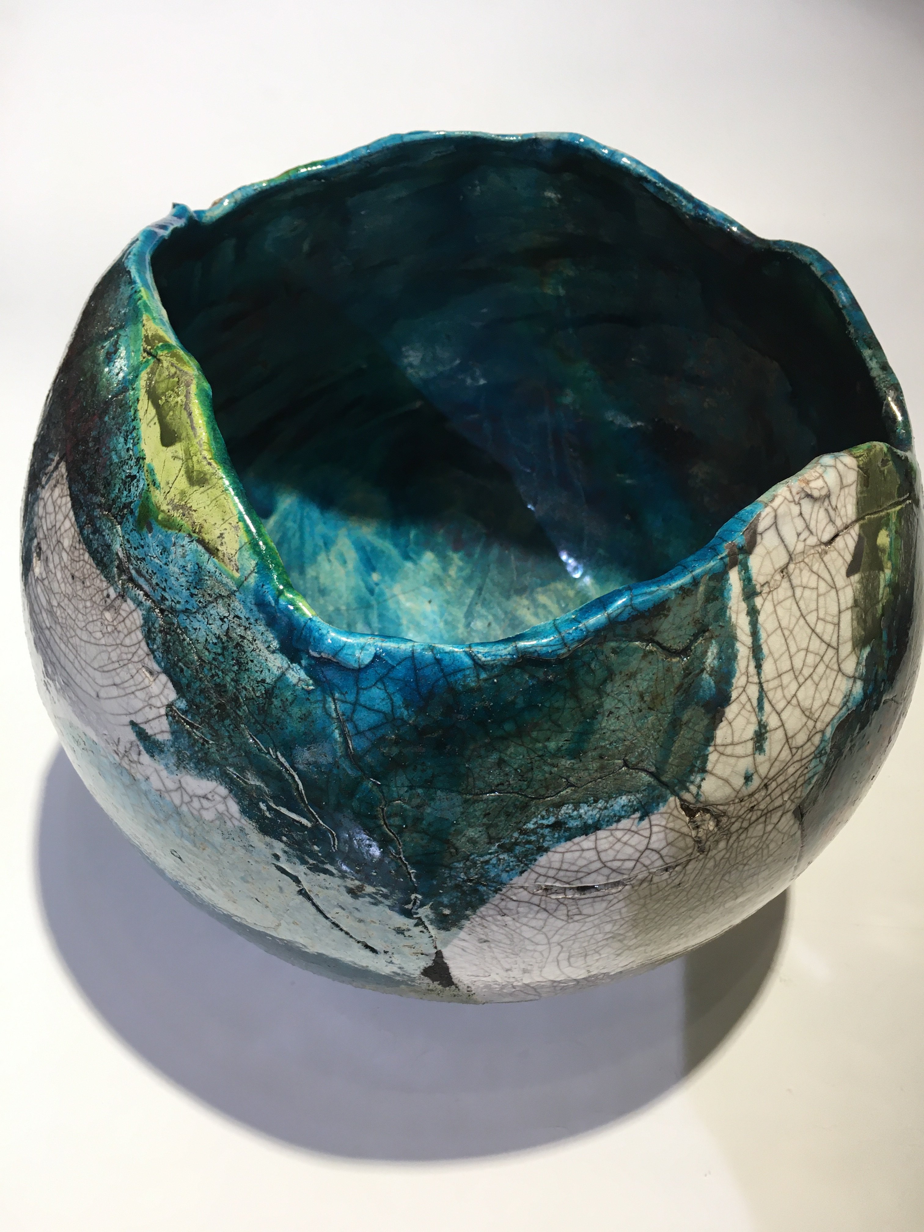 Dorit Knudsen  kugle-vase i rakubrndt keramik