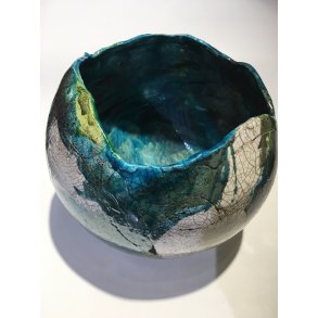 Dorit Knudsen  kugle-vase i rakubrndt keramik