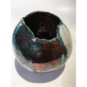 Dorit Knudsen, kugle-vase i rakubrndt keramik