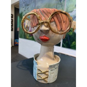 Tina Ferch, Damevase med guldbriller