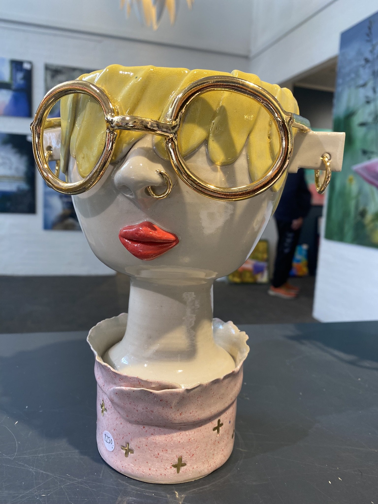 Tina Ferch, Damevase med guldbriller