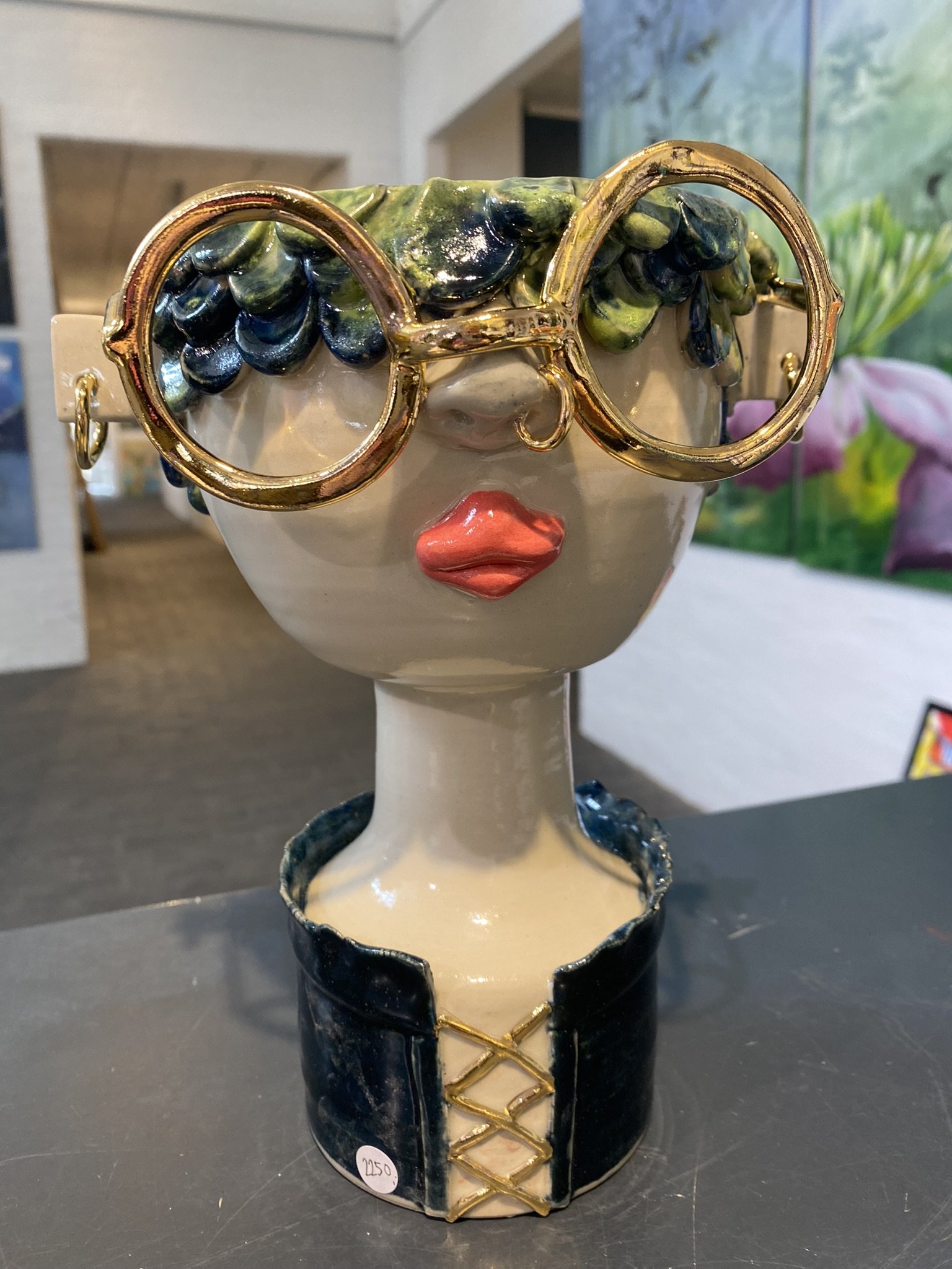 Tina Ferch, Damevase med guldbriller