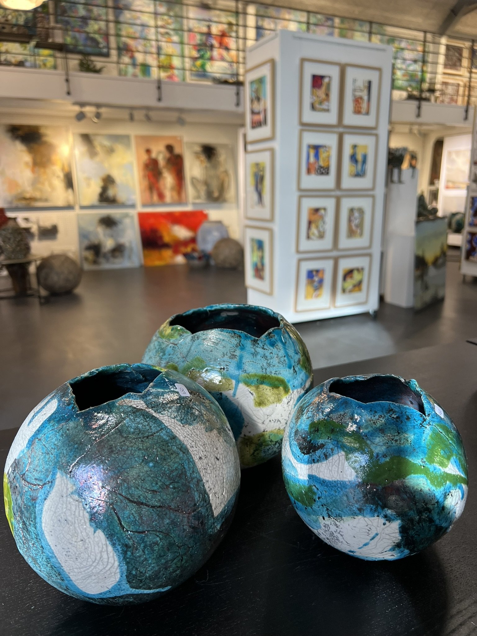 Dorit Knudsen  kugle-vase i rakubr�ndt keramik