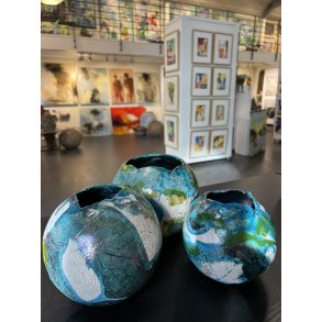 Dorit Knudsen  kugle-vase i rakubr�ndt keramik