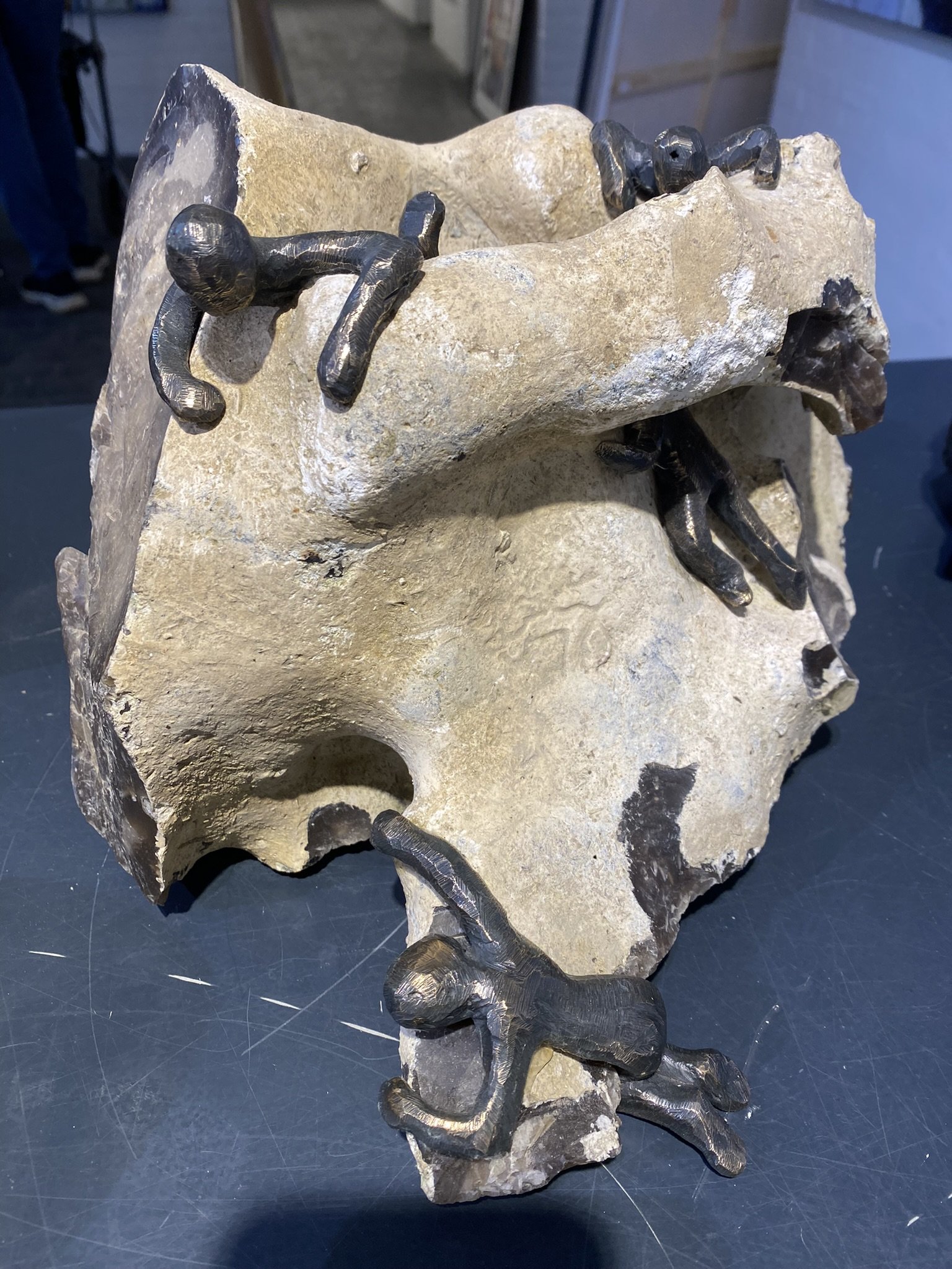 Nysgerrig p Livet - bronzeskulptur af Lisbeth Gundersen