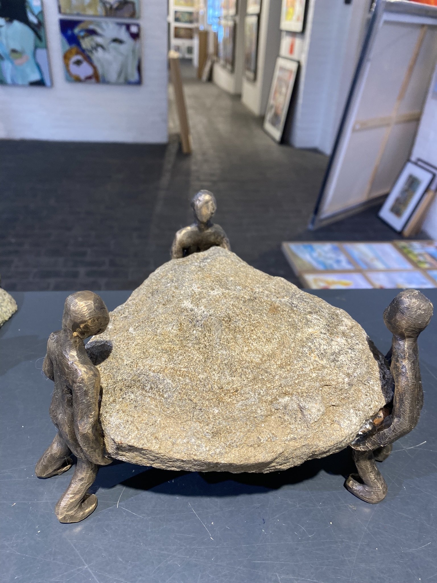 Sammen kan vi mere - bronzeskulptur af Lisbeth Gundersen
