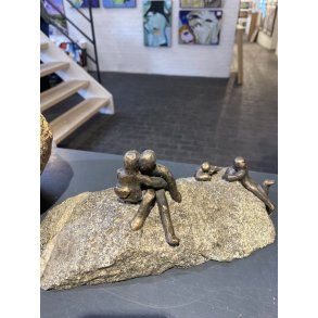 Familieliv - bronzeskulptur af Lisbeth Gundersen