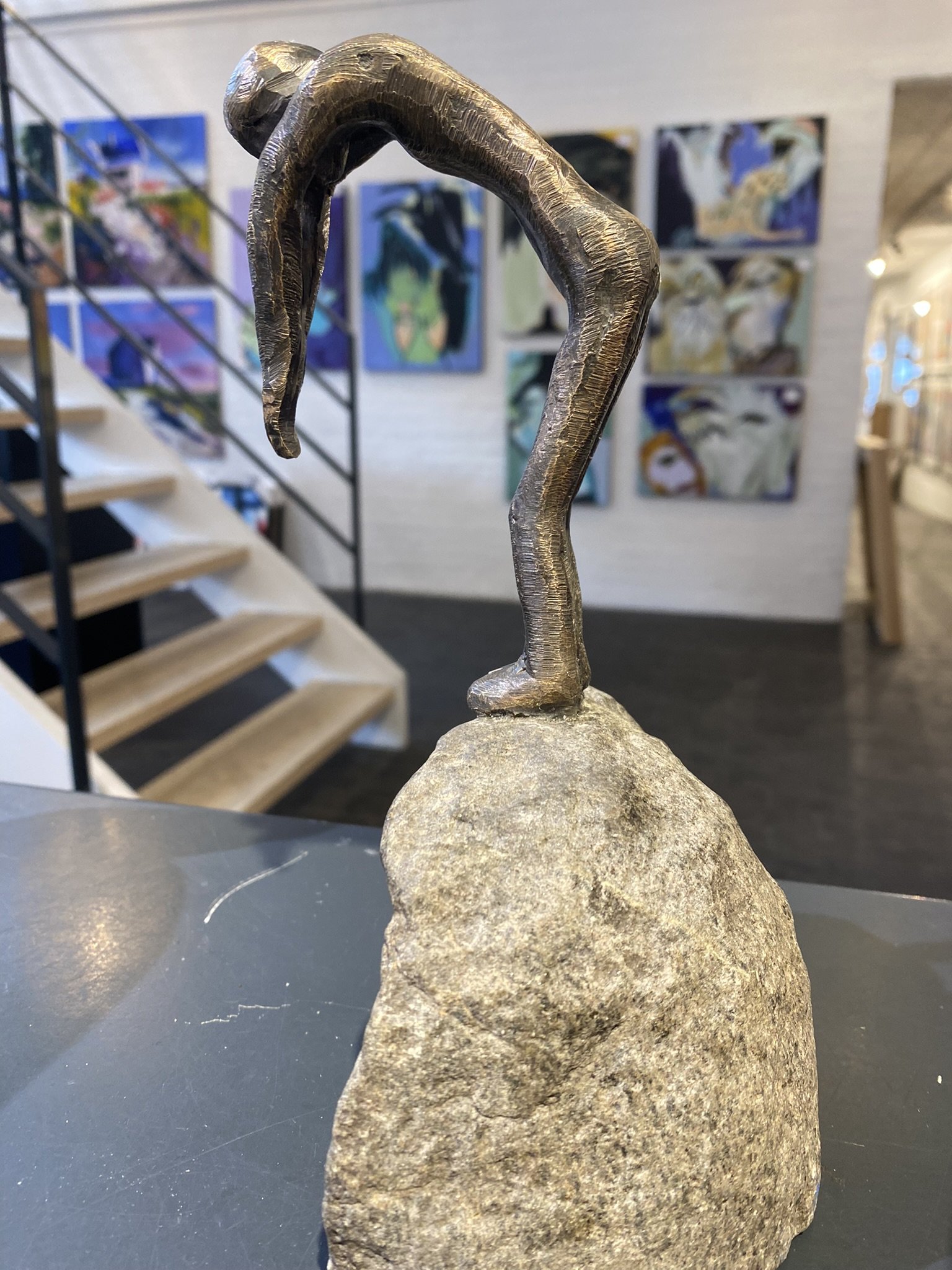Tr du tage springet - bronzeskulptur af Lisbeth Gundersen