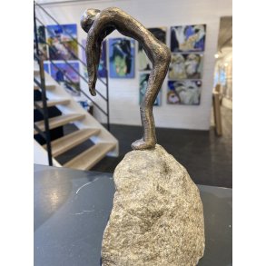 Tr du tage springet - bronzeskulptur af Lisbeth Gundersen