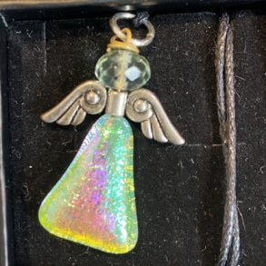 Halskde med engle af Astrid Munck