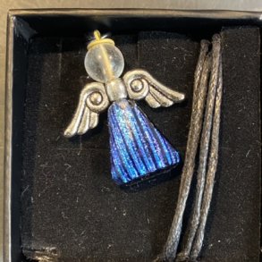 Halskde med engle af Astrid Munck