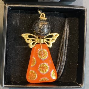 Halskde med engle af Astrid Munck