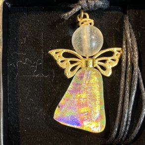 Halskde med engle af Astrid Munck