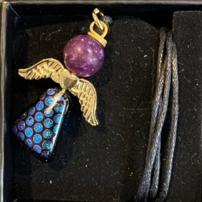 Halskde med engle af Astrid Munck