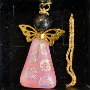 Halskde med engle af Astrid Munck