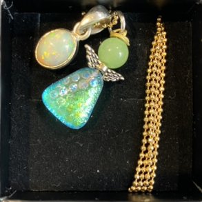 Halskde med opal og engle af Astrid Munck