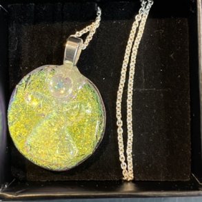 Halskde med engle af Astrid Munck