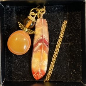 Halskde med engle af Astrid Munck