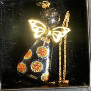 Halskde med engle af Astrid Munck