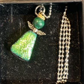 Halskde med engle af Astrid Munck