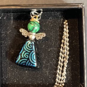 Halskde med engle af Astrid Munck