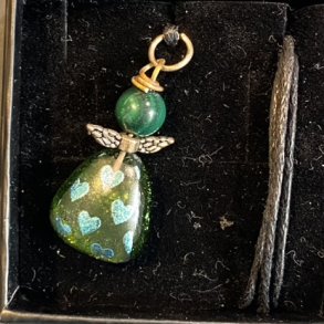 Halsk�de med engle af Astrid Munck