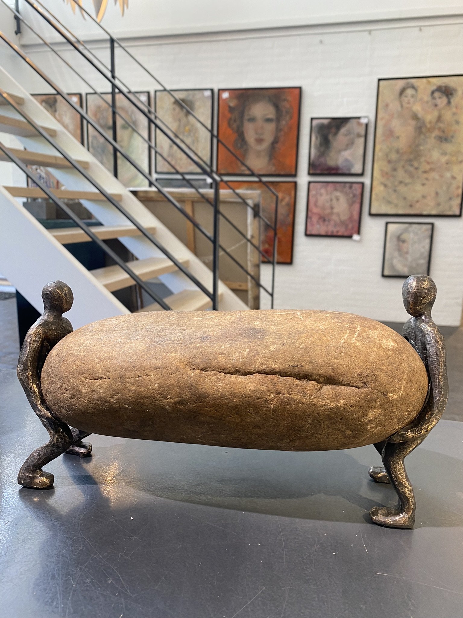 Ved Flles Hjlp - bronzeskulptur af Lisbeth Gundersen